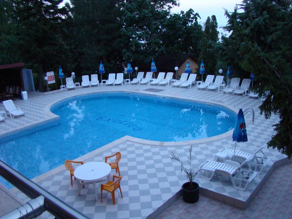Widok na basen z balkonu Hotel Exotica