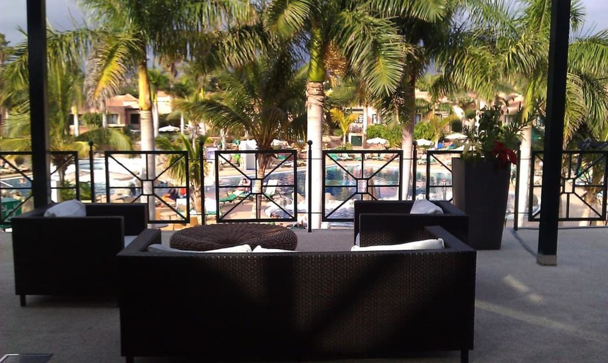 Sitzgruppe in der Lobby mit Blick auf den Pool allsun Hotel Esplendido