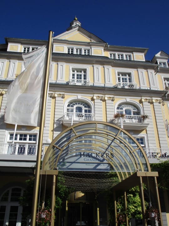 Eingang Häcker's Grand Hotel