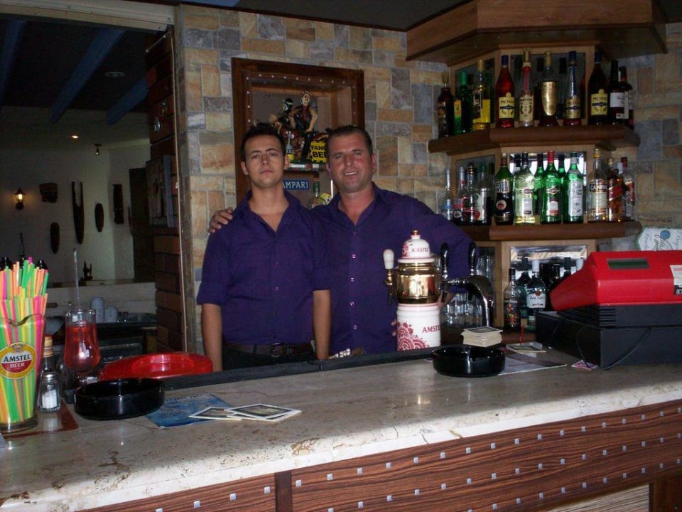 An der Bar,zwei Kellner Gaia Garden Hotel