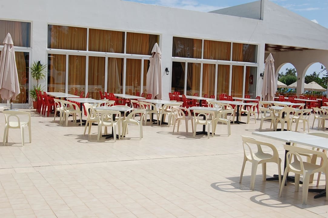 Stoliki na zewnątrz Irene Palace Beach Resort Club alltoura