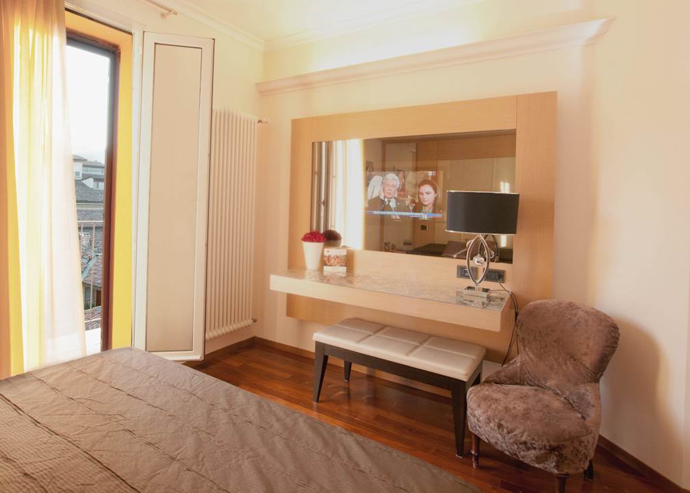 Camera Gold Hotel Touring