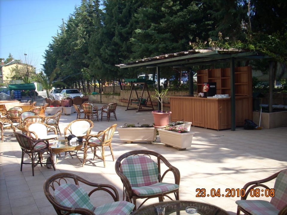 Vor dem Eingang Aska Hotel Just in Beach