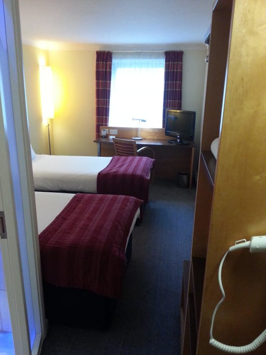 Blick vom Flur ins Zweibettzimmer Hotel Holiday Inn Express Swiss Cottage