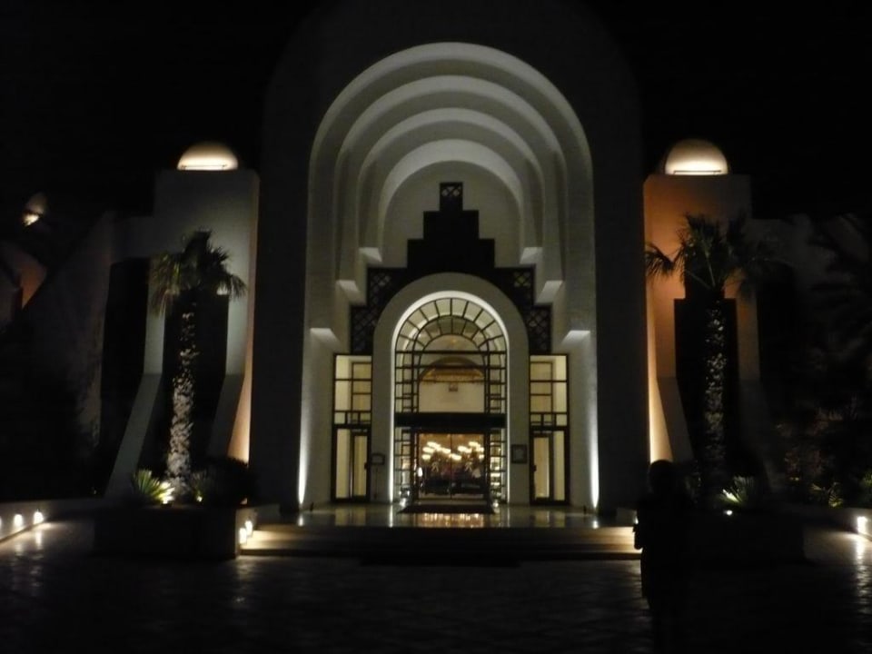 Hoteleingang bei Nacht Radisson Blu Palace Resort & Thalasso Djerba