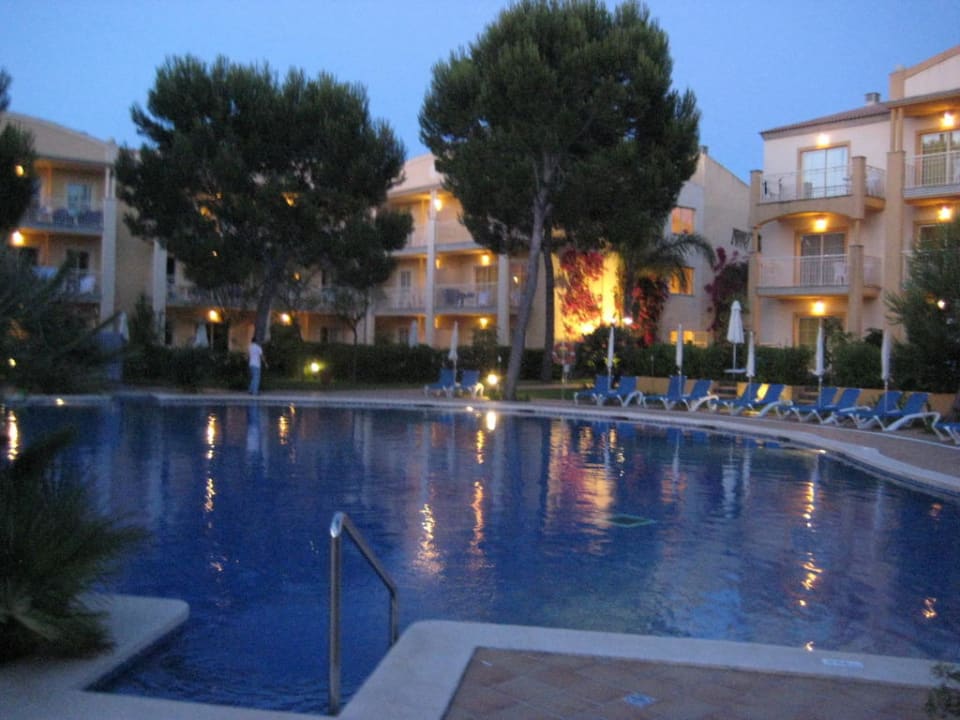 Pool, dahinter die Appartmenthäuser Zafiro Mallorca