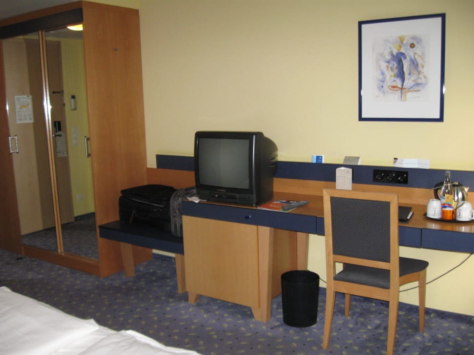 TV und Arbeitsbereich Vienna House Easy Berlin