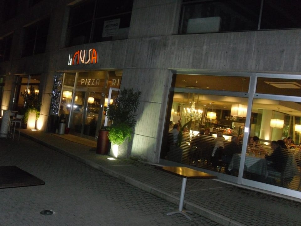 Außenansicht des Restaurants West Point Airport Hotel