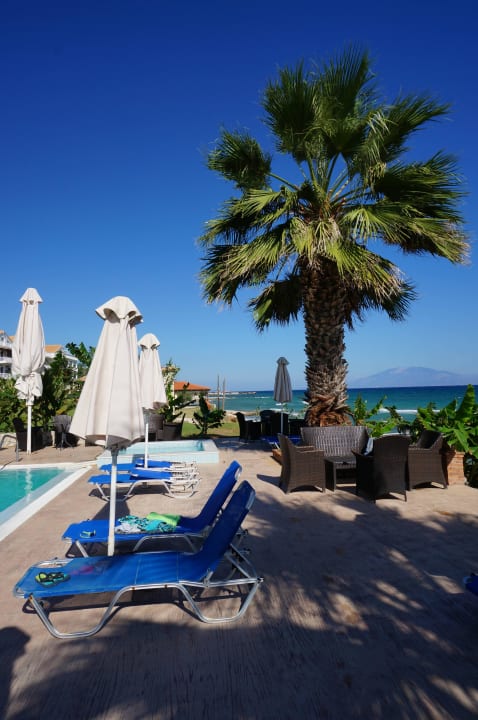 Liegen bei Pool Hotel Belussi Beach