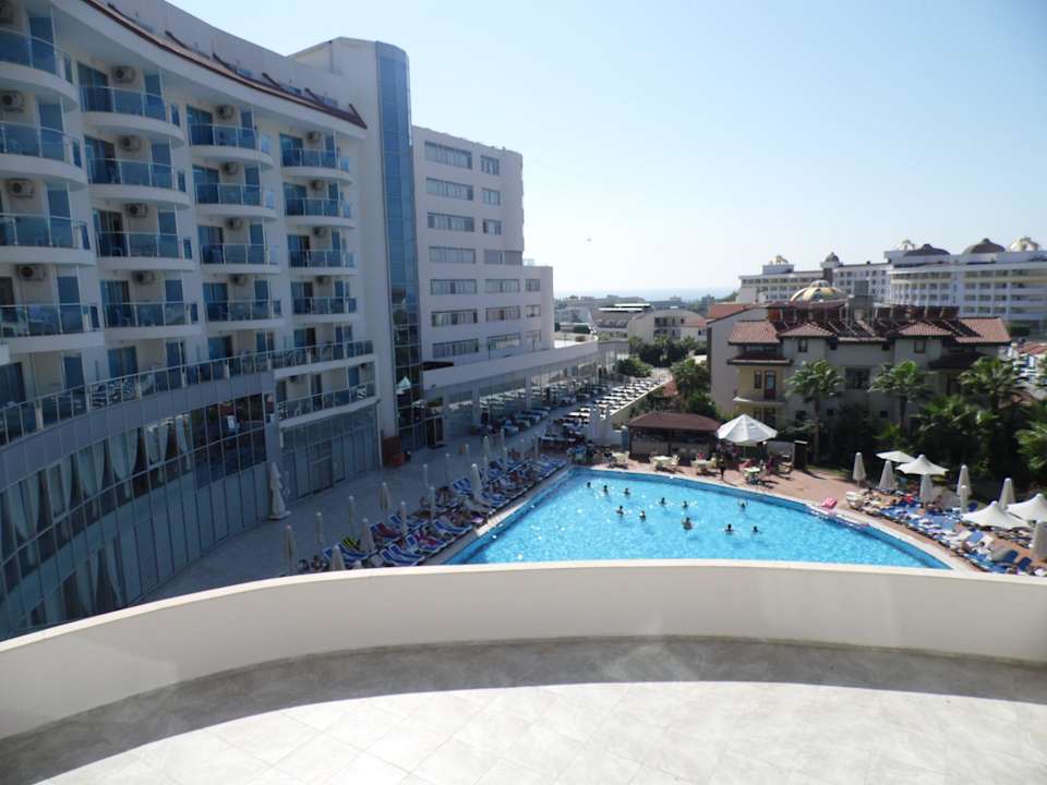 Blick auf den Pool und das Meer Narcia Resort Side