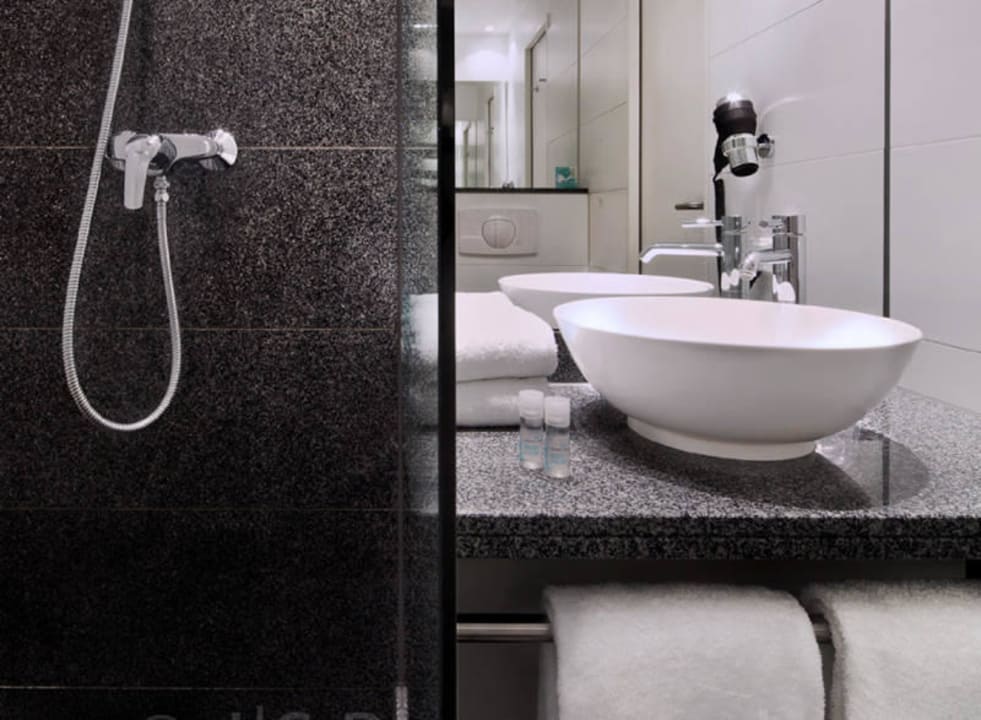 Badezimmer  Motel One Wiesbaden