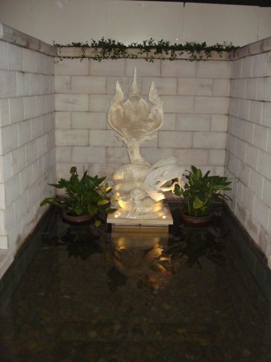 Brunnen bei der Poolanlage Hotel The Peninsula Bangkok