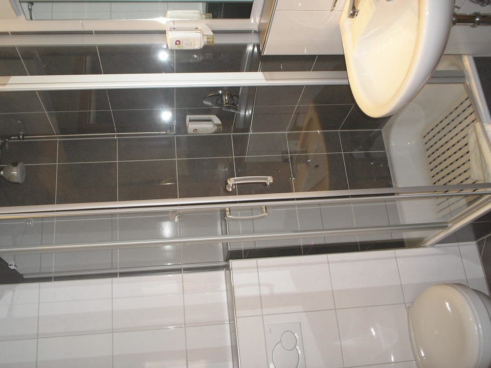 Kleines aber sauberes Bad AKZENT Haus Alpenrose