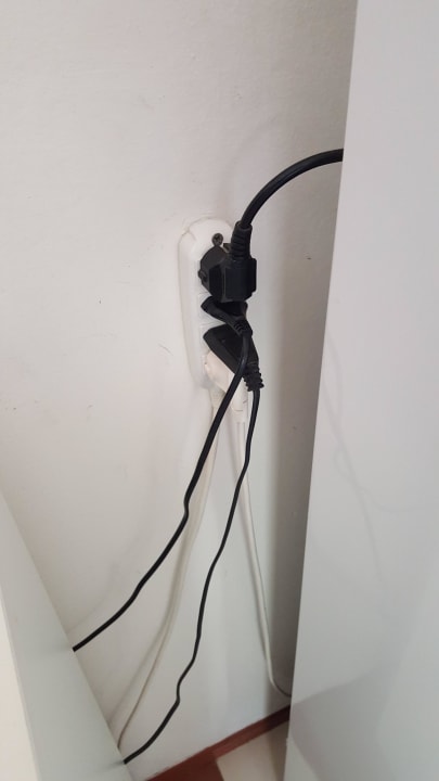 Stecker mit Klebstoff festgeklebt Villa Cigno