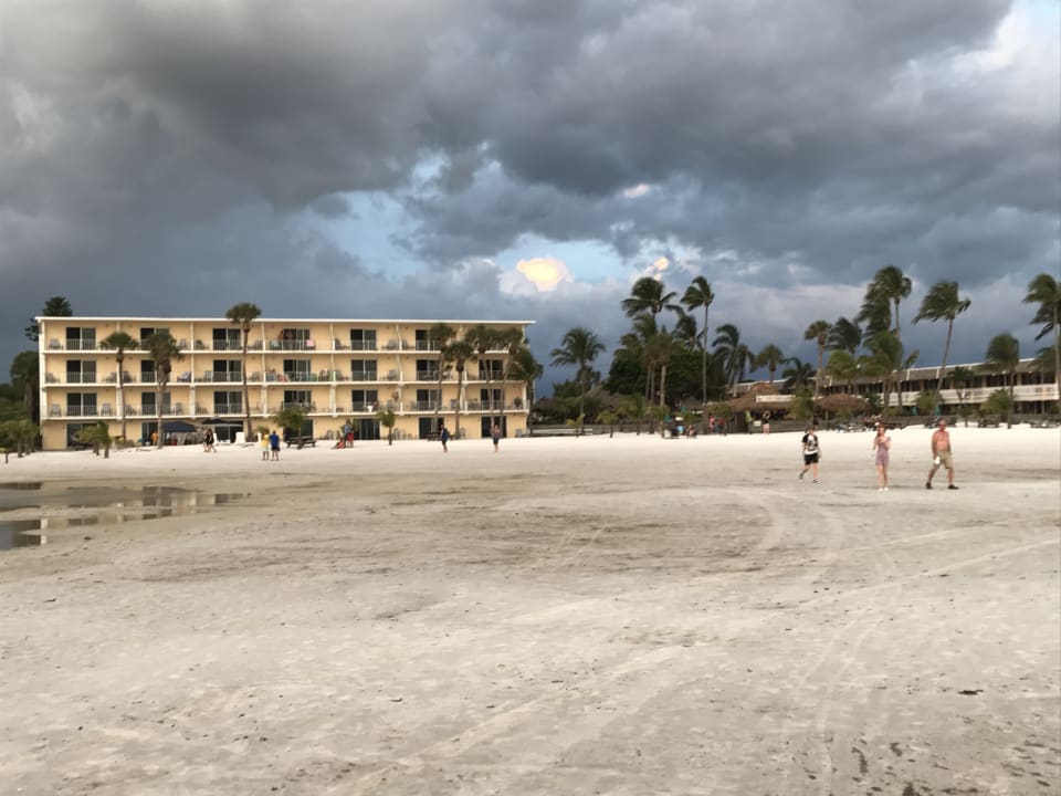Außenansicht Hotel Outrigger Beach Resort