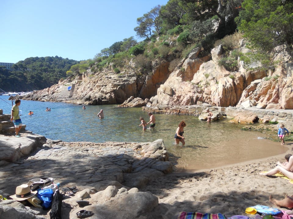 Schöne kleine Bucht. Klares Wasser Hotel Aigua Blava