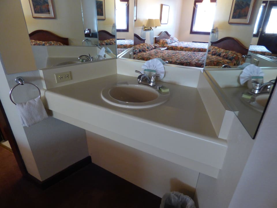2. Waschbecken im Zimmer Ranch Inn Jackson Hole