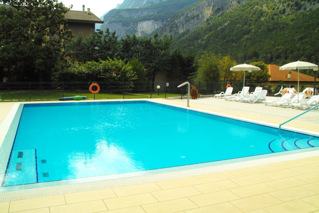 Pool mit Liegen direkt am Hotel Hotel Daino