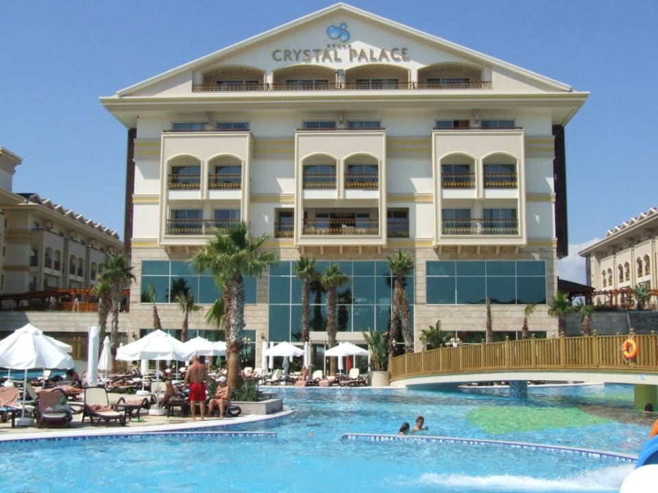 Pool mit Blick auf Haupthaus Diamond Excellence Resort & Spa