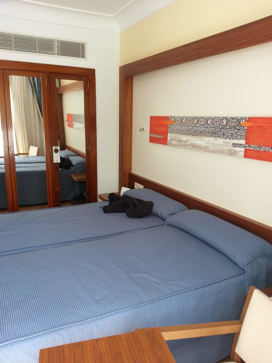 Schön eingerichtete Zimmer mit zwei Einselbetten Hipotels La Geria