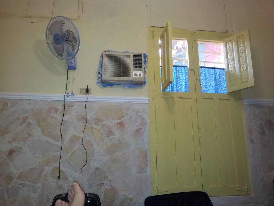 Das einzige Fenster geht leider nur zum Hausflur B&B Casa Del Pino y Belkys