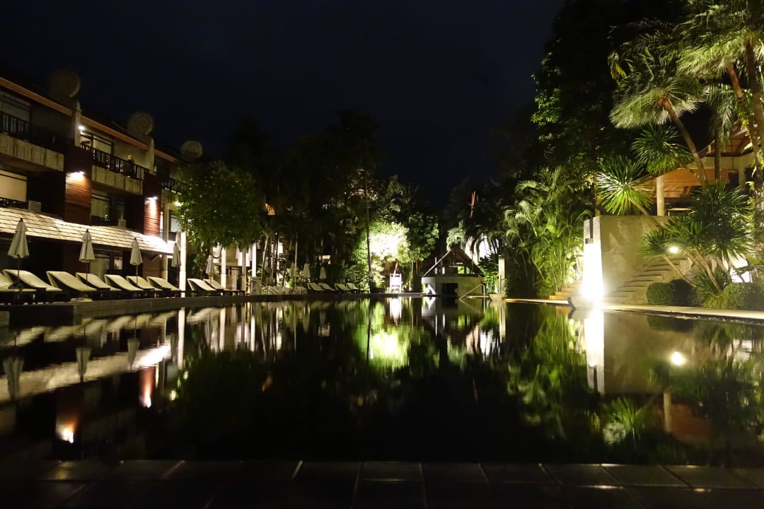 Pool mit Haupthaus links Hotel The Dewa Koh Chang