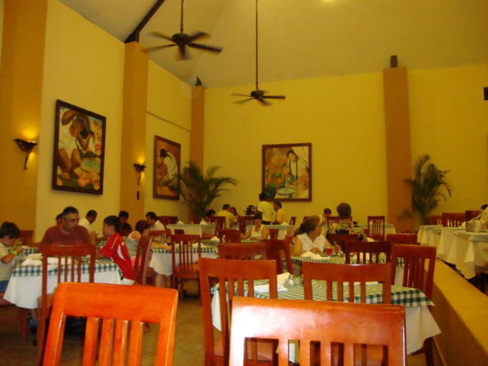 Tische unter Bedachung beim Büffet Viva Azteca by Wyndham - All Inclusive Resort