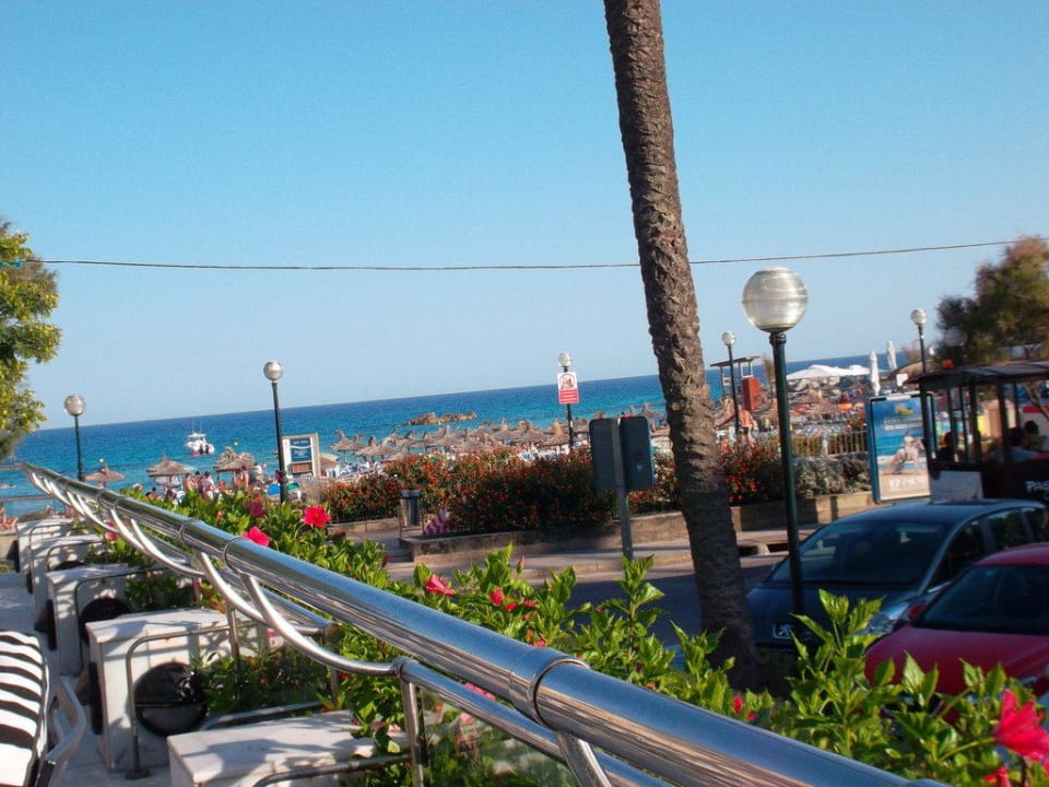 Sicht zum nahen Strand Hotel Serrano Palace