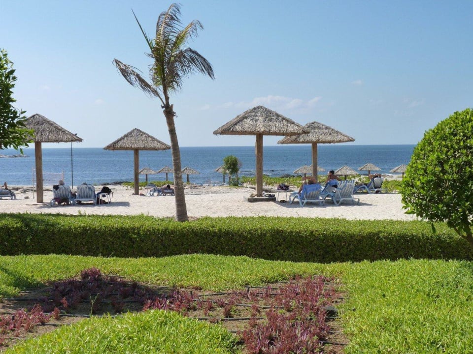 Ausblick von der Poolanlage zum Strand Wyndham Garden Salalah Mirbat