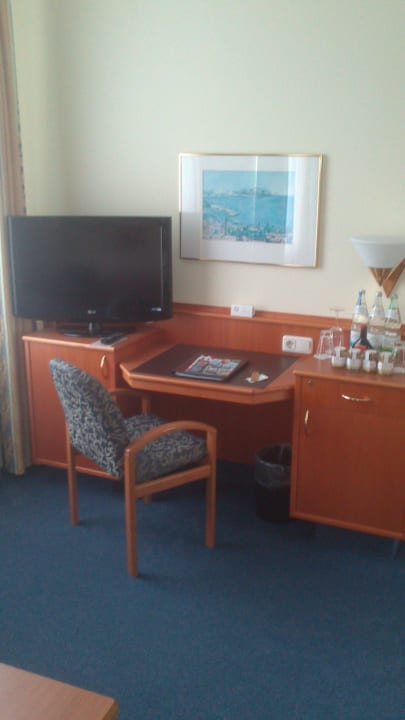 Schreibtisch und TV Zimmer 427 Hotel Kaiserhof Victoria