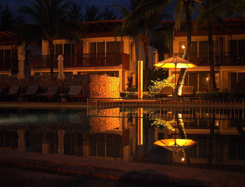 Pool bei Nacht The Briza Beach Resort Khaolak