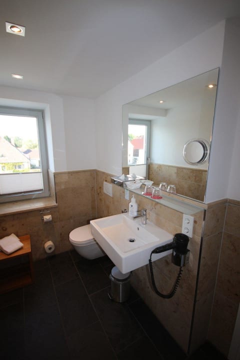 Badezimmer 212 AKZENT Brauerei Hotel Hirsch