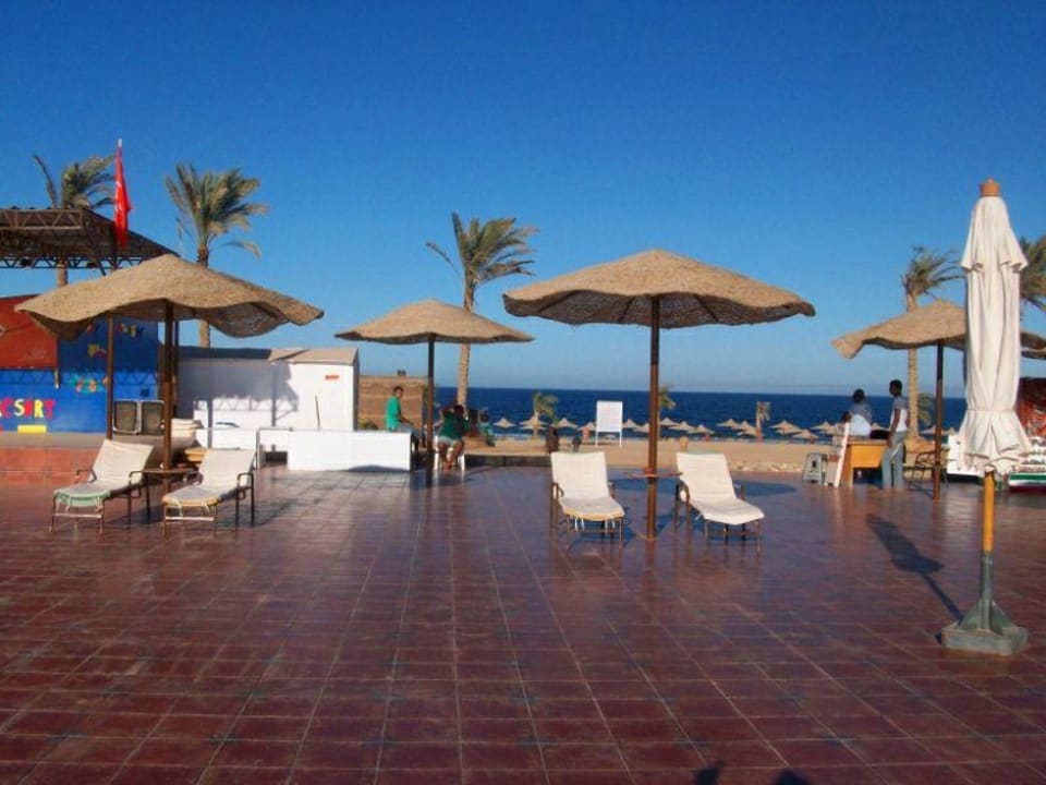 Liegen am Pool Three Corners Sea Beach Resort