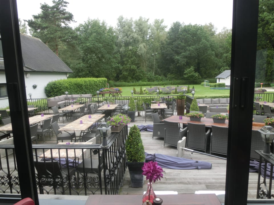 Blick vom Frühstücksraum in den Garten Charmehotel Klokkenhof