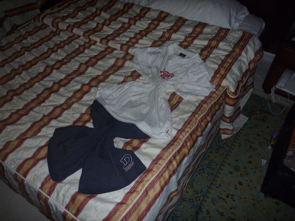 So wird die Kleidung von den Putzfrauen gefaltet El Mouradi Club Kantaoui