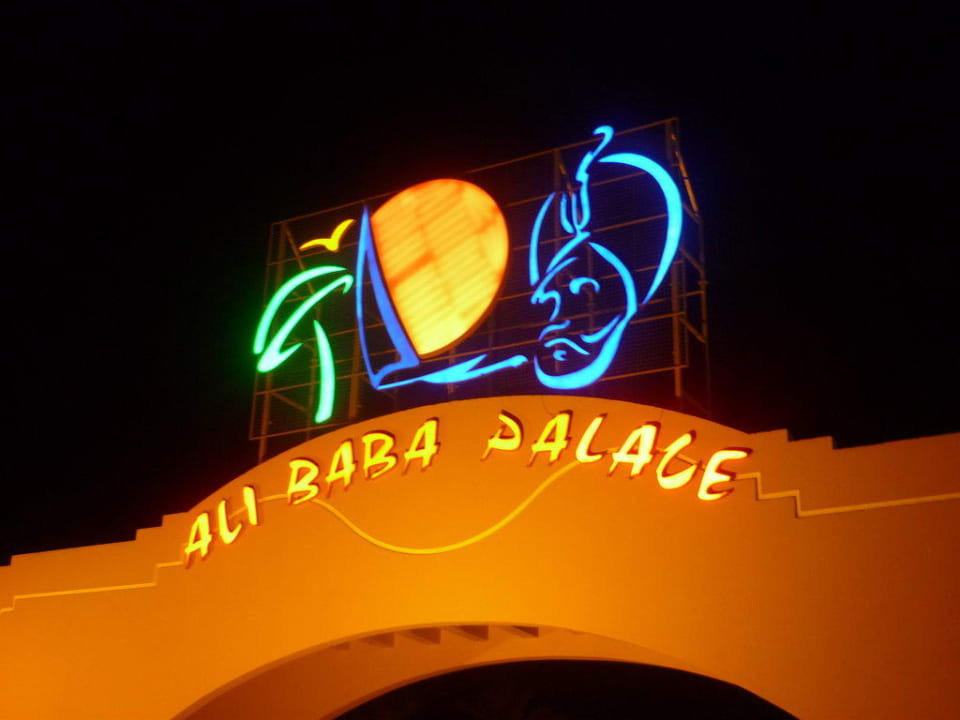 Eingangstor Ali Baba Palace Hotel