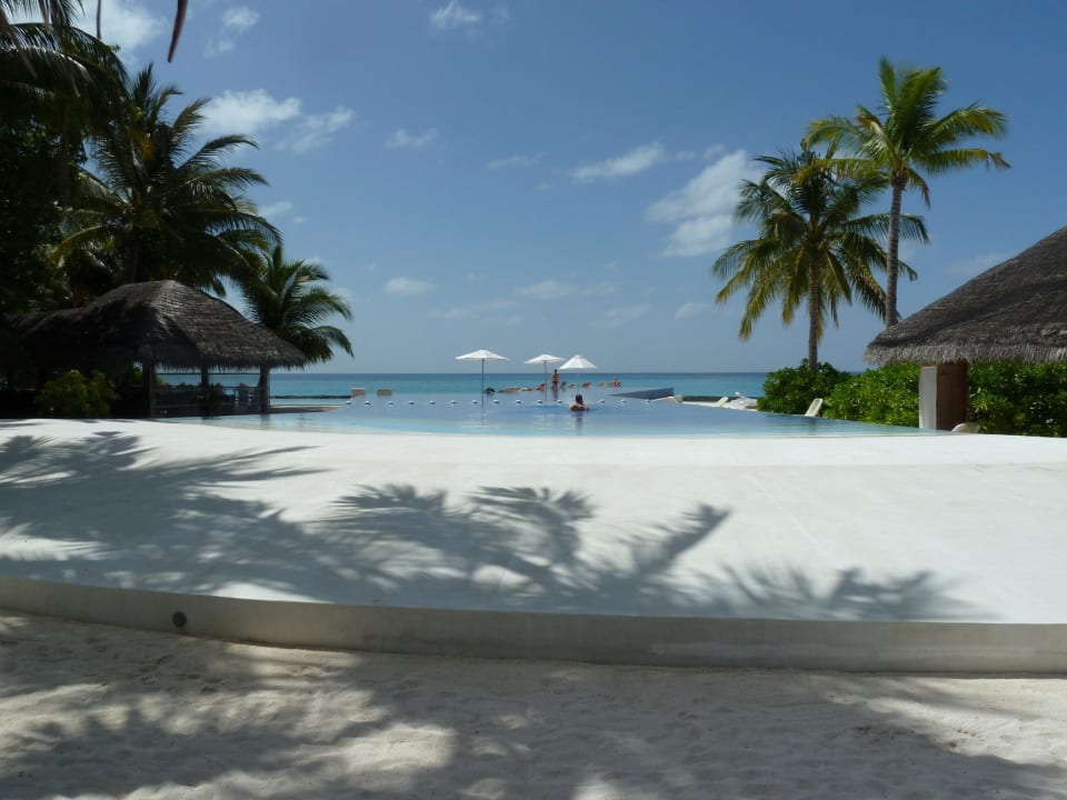 Der Pool - wenig benutzt, von uns garnicht Kuramathi Maldives