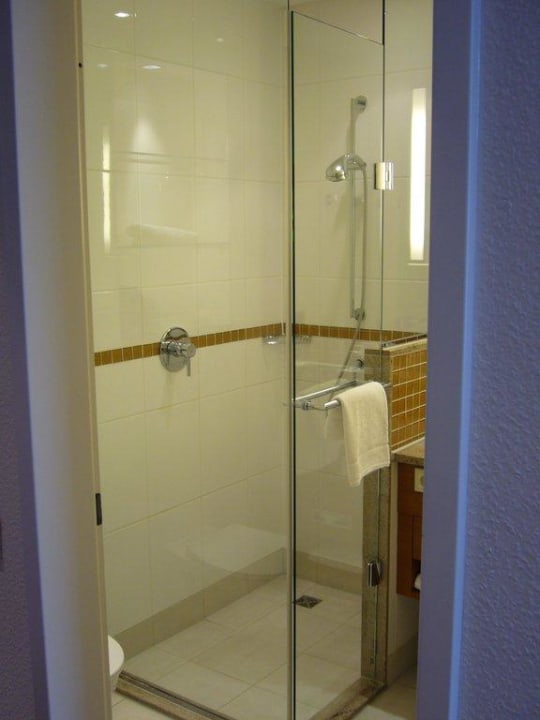 Dusche im Standard Doppelzimmer Hotel Dorint Resort & Spa Bad Brückenau