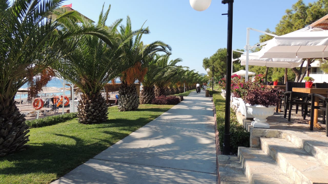 Promenade entlang Hotelstrand Rixos Premium Tekirova
