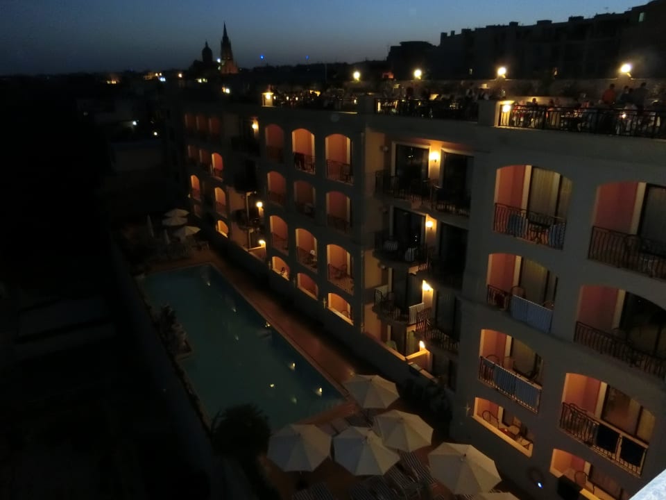 Blick auf Pool, Dachterrasse und Hotelanlage Grand Hotel Gozo
