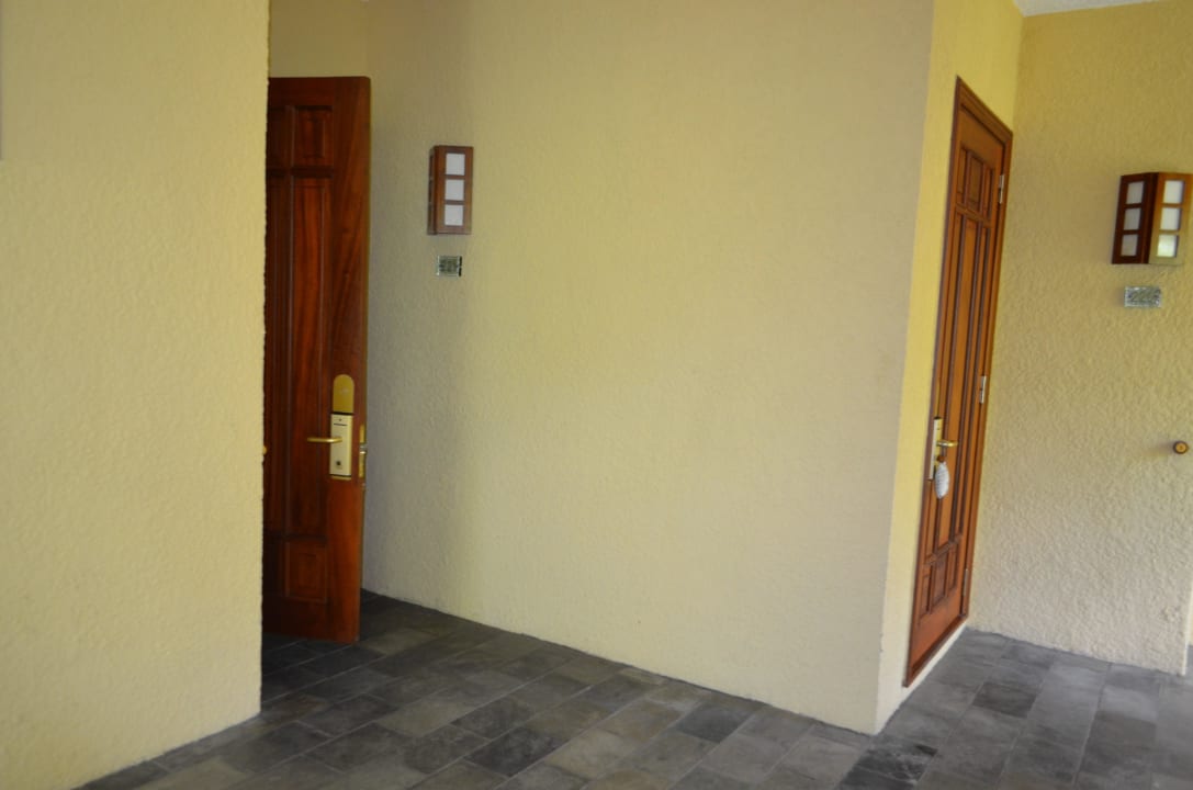 Дверь в номер Constance Belle Mare Plage