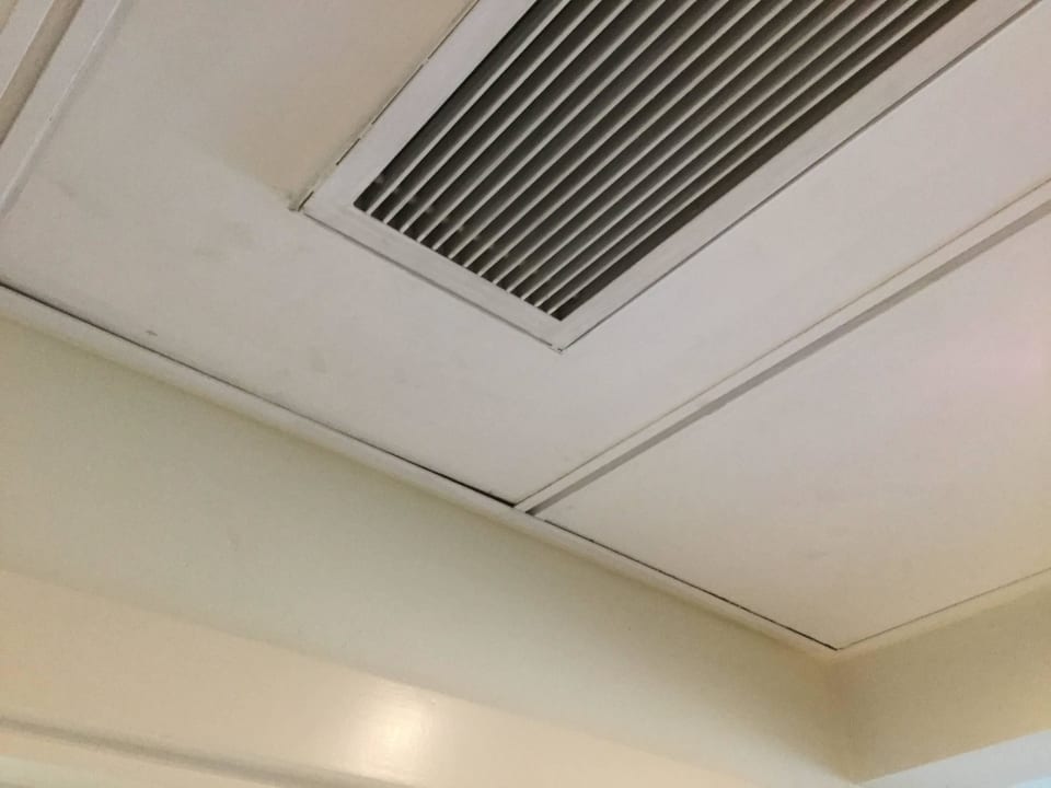 Alte Klimaanlage, Ausschnitt provisorisch eingehän Radisson Blu Hotel & Resort Abu Dhabi Corniche