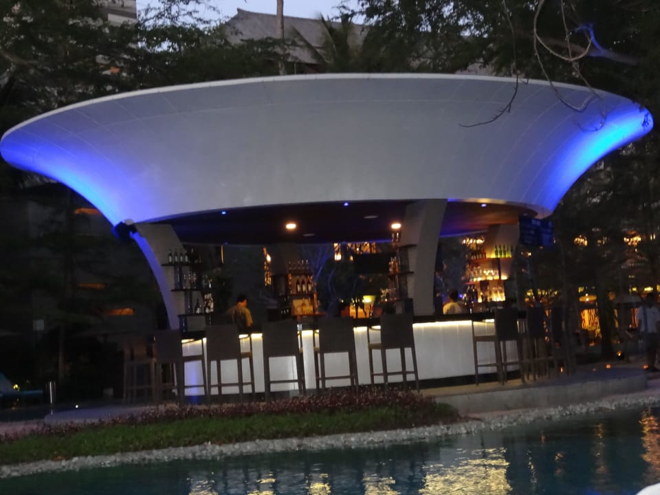 Poolbar am Abend Courtyard by Marriott Bali Nusa Dua