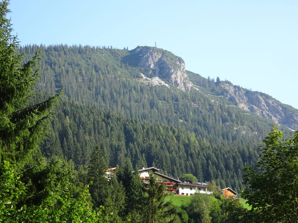 Blick vom Tal auf das Hotel Gasthof Hochvogel