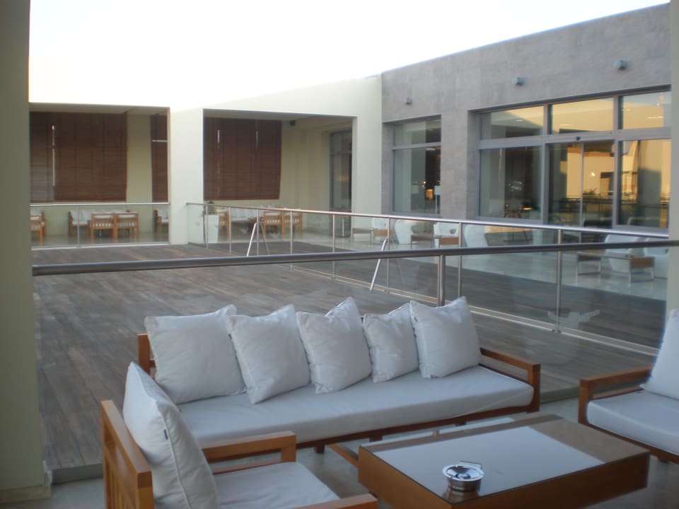 Nette Sitzgelegenheit in der frischen Luft  SENTIDO Port Royal Villas & Spa