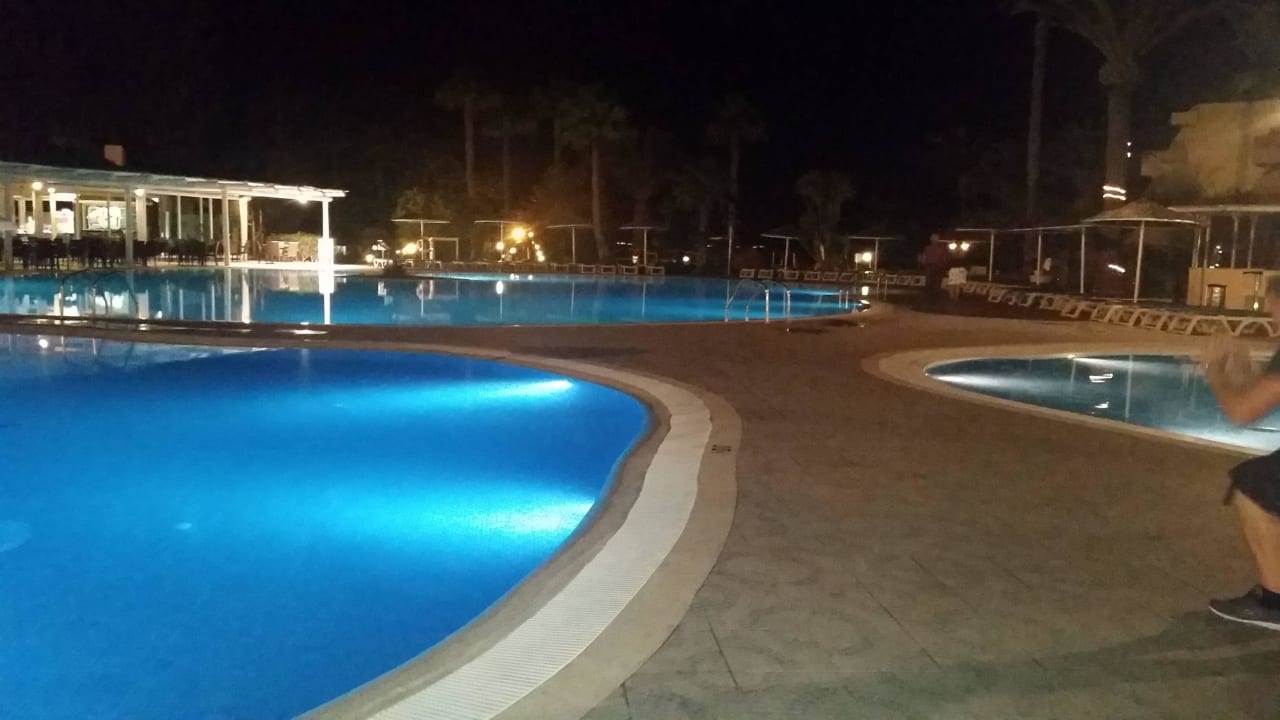 Pool abends Dreams Lanzarote Playa Dorada Resort & Spa