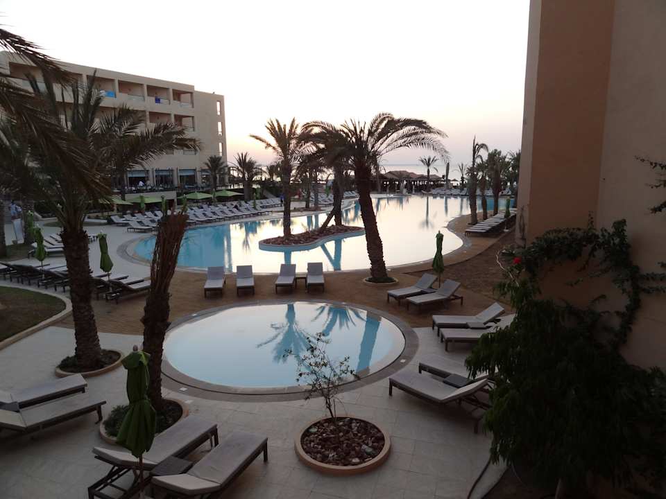 Widok na basen Hotel Rosa Beach