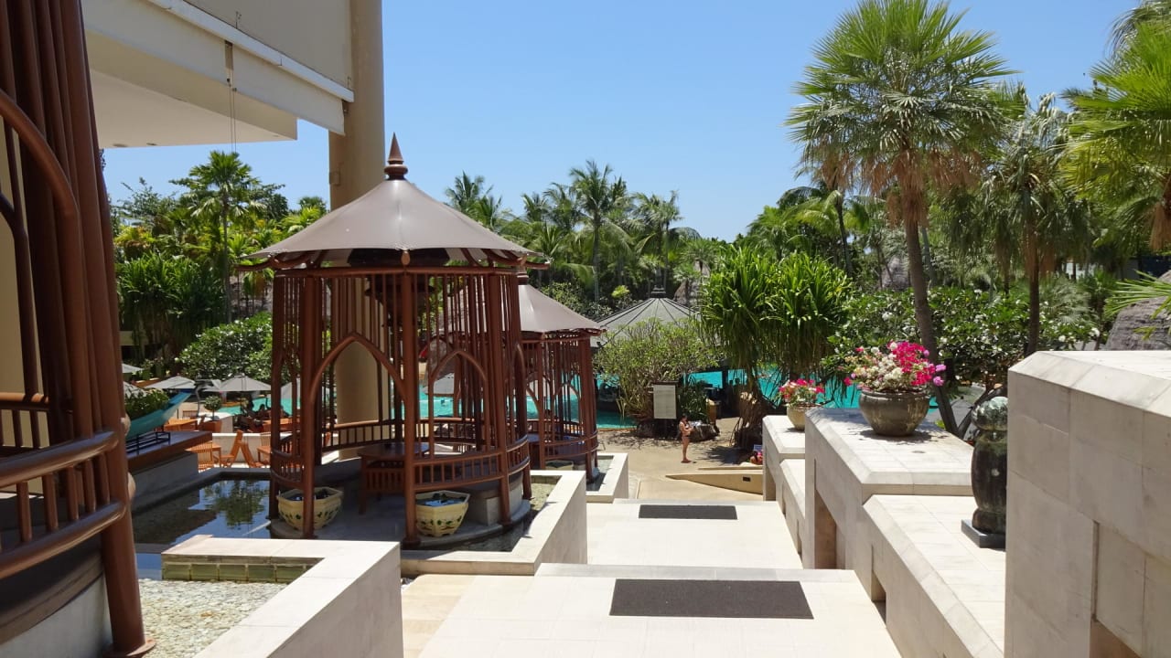 Weg von Lobby zum Hauptpool Mövenpick Resort & Spa Karon Beach Phuket