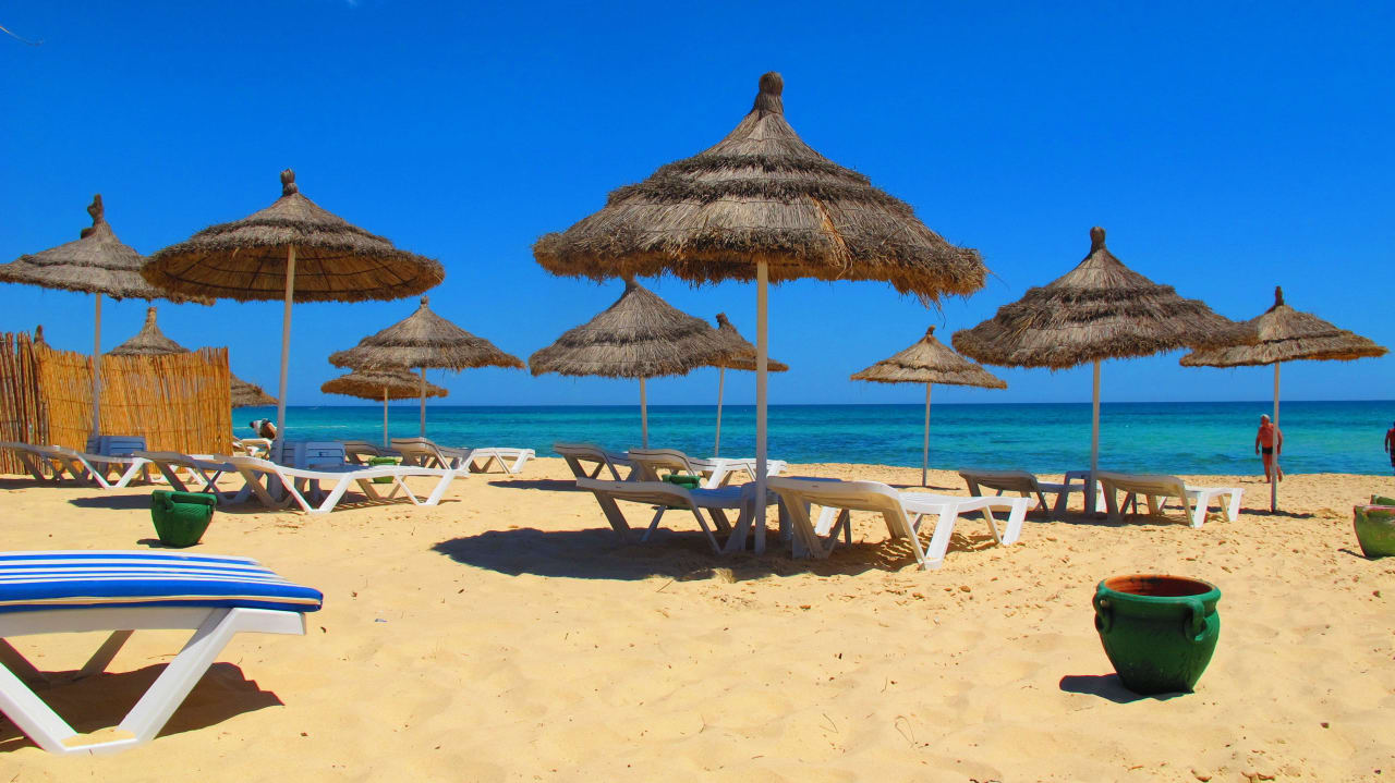 Sauberer, hoteleigener Strand Hotel Royal Nozha