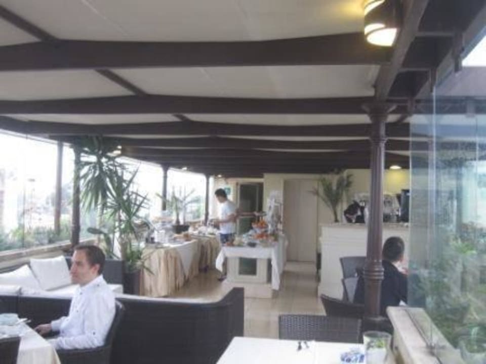 Bescheidenes Frühstück im Dach-Wintergarten Suite Hotel Santa Chiara